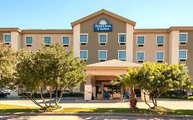 Days Inn & Suites by Wyndham San Antonio Near At&t Center